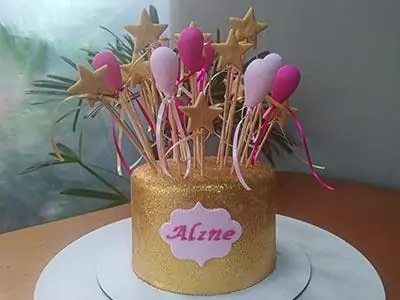 Bolo dourado com balões da Aline